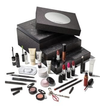 La caja y los productos del Calendario de adviento MAC Cosmetics 2026