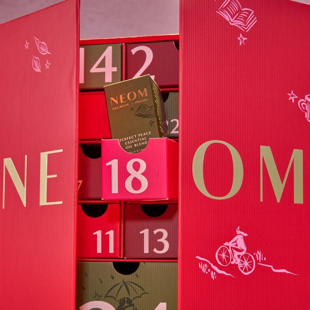 Un detalle del interior de la caja del Calendario de adviento NEOM 2026