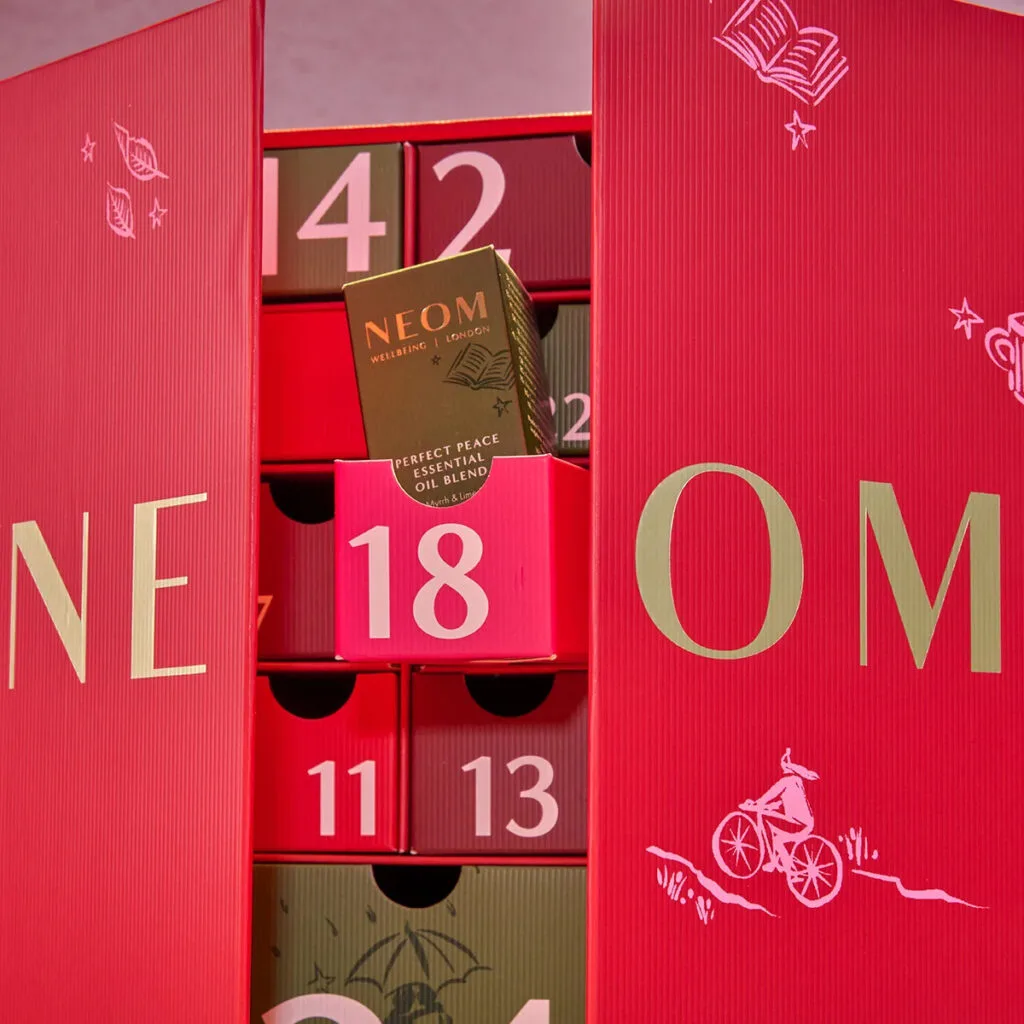 Un detalle del interior de la caja del Calendario de adviento NEOM 2026