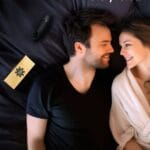 Una pareja promocionando el Calendario de adviento Womanizer Luxury 2025