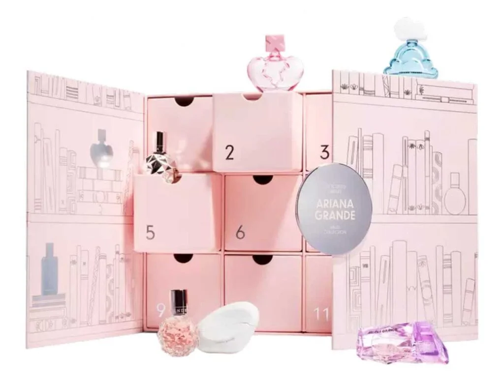 El interior del Calendario de Adviento Ariana Grande 2023, con algunos de los perfumes que contiene