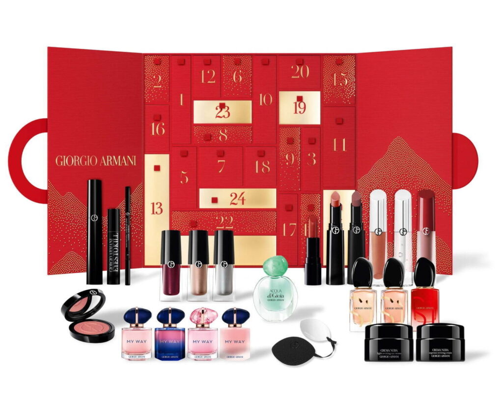 La caja abierta y los productos del Calendario de Adviento Armani Beauty 2024