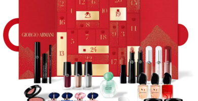 La caja abierta y los productos del Calendario de Adviento Armani Beauty 2024