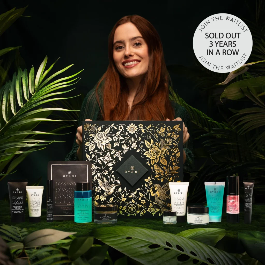 Una modelo muestra la caja y los productos del Calendario de Adviento Avant Skincare 2025