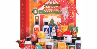 Los productos del Calendario de Adviento Body & Earth 2023 desplegados frente a la caja naranja con el mensaje "Merry Christmas"