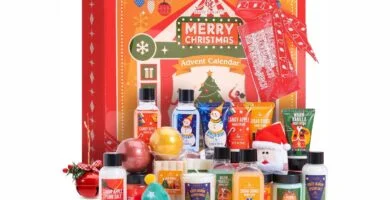 Los productos del Calendario de Adviento Body & Earth 2023 desplegados frente a la caja naranja con el mensaje "Merry Christmas"