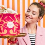 Una mujer sujeta la caja del Calendario de Adviento Bourjois 2024