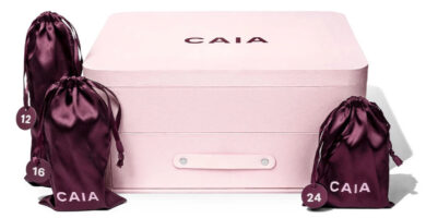 La caja rosa y las bolsas que contienen los productos del Calendario de Adviento CAIA Beauty 2024