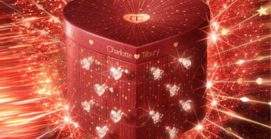 El Calendario de Adviento Charlotte Tilbury 2024 en forma de corazón de color rojo vibrante con detalles en dorado