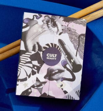 La caja del Calendario de Adviento Cult Beauty 2025, en una barca azul con unos remos