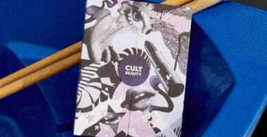 Calendario de Adviento Cult Beauty 2025: lista de espera abierta 6 La caja del Calendario de Adviento Cult Beauty 2025, en una barca azul con unos remos
