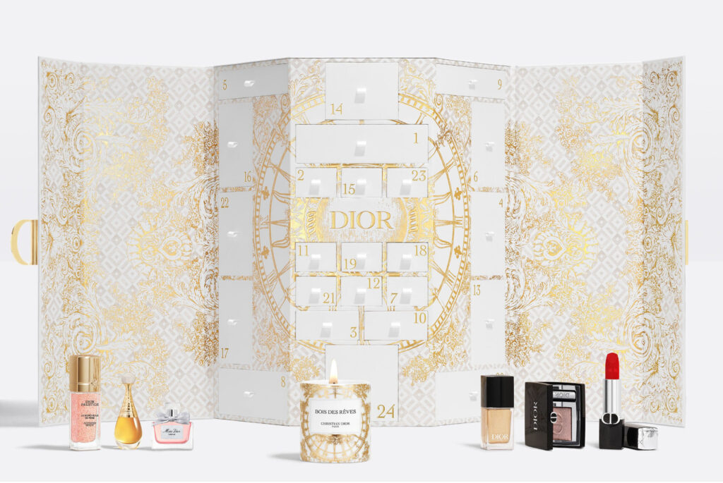 La caja abierta y varios productos del Calendario de Adviento Dior Beauty 2024