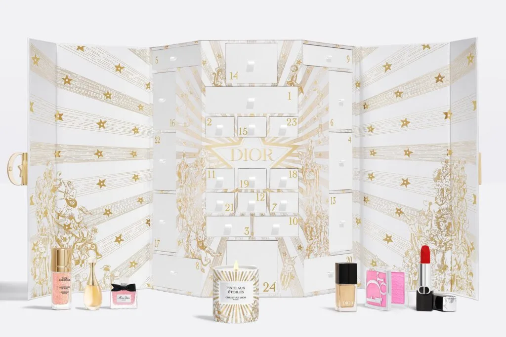 La caja y algunos de los productos del Calendario de Adviento Dior 2025 "Le 30 Montaigne"
