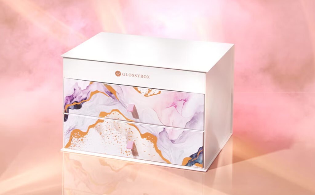 La caja con forma de joyero del Calendario de Adviento Glossybox 2024