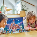Dos niños jugando con el Calendario de Adviento Lego de Disney 2024