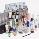 Los 30 productos ante la caja del Calendario de Adviento Liberty Beauty 2025