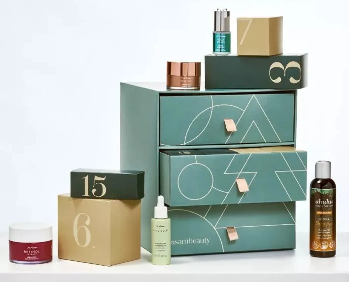La caja verde con forma de cajonera del Calendario de Adviento M. Asam Premium 2024