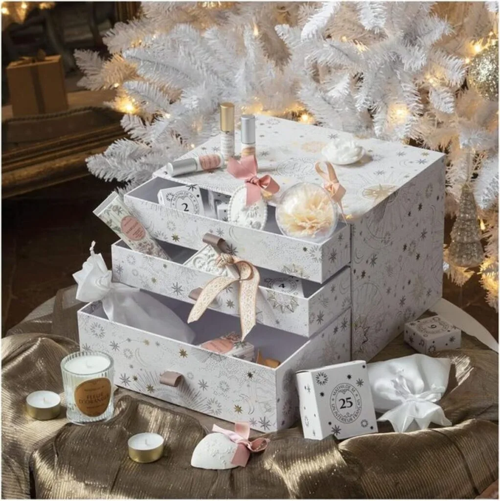 La caja y los productos del Calendario de Adviento Mathilde M. 2024 "Fiesta Celestial" La caja y los productos del Calendario de Adviento Mathilde M. 2024 "Fiesta Celestial"
