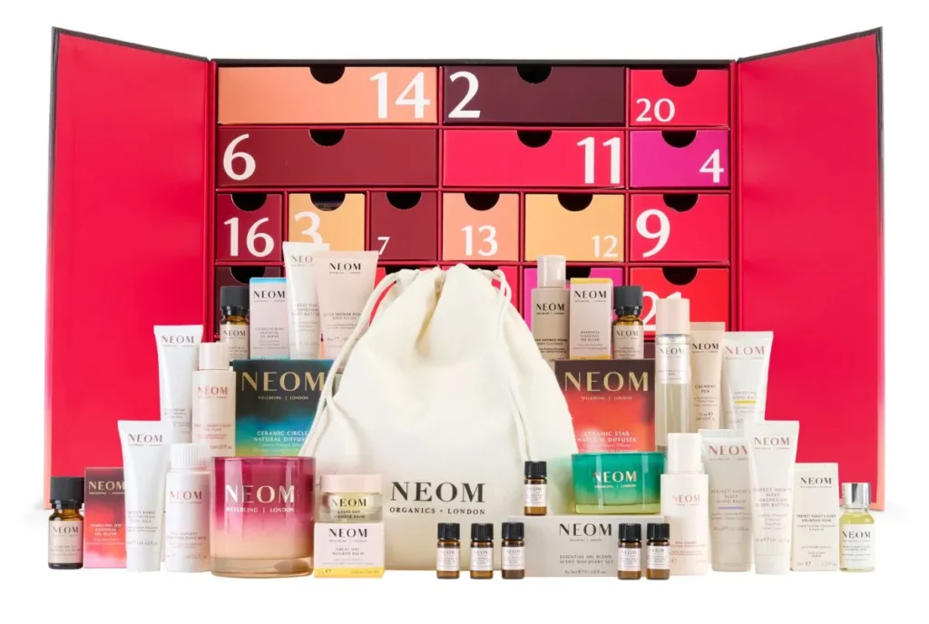 La caja abierta y los productos del Calendario de Adviento NEOM 2025