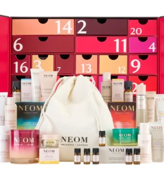 La caja abierta y los productos del Calendario de Adviento NEOM 2025
