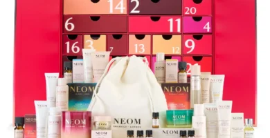 La caja abierta y los productos del Calendario de Adviento NEOM 2025