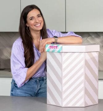 Sallys Welt posa con su enorme Calendario de Adviento Sallys 2024