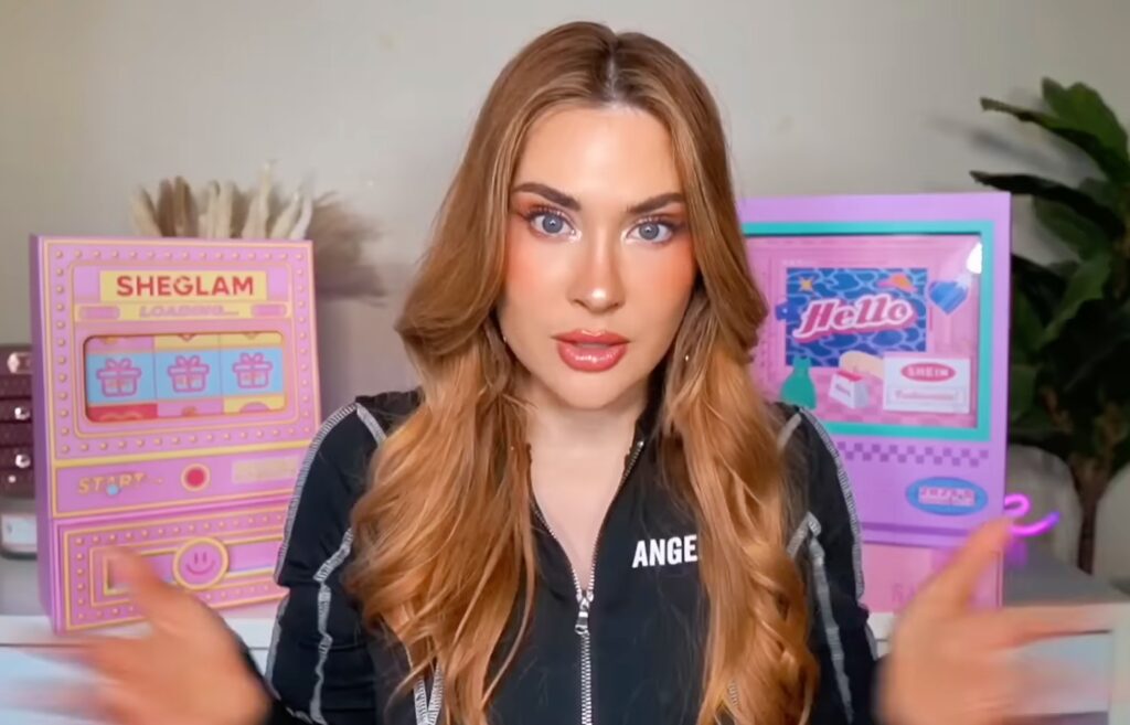 Una influencer descubriendo en un vídeo las sorpresas del Calendario de Adviento Sheglam y el Calendario de Adviento Shein