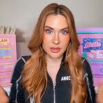 Una influencer descubriendo en un vídeo las sorpresas del Calendario de Adviento Sheglam y el Calendario de Adviento Shein