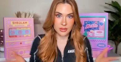Una influencer descubriendo en un vídeo las sorpresas del Calendario de Adviento Sheglam y el Calendario de Adviento Shein
