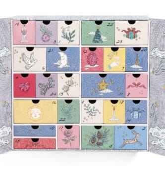 El Calendario de Adviento Sisley 2024, con las puertas abiertas mostrando los cajones