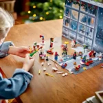 Un niño juega con las piezas Calendario de Adviento Lego Spiderman 2024