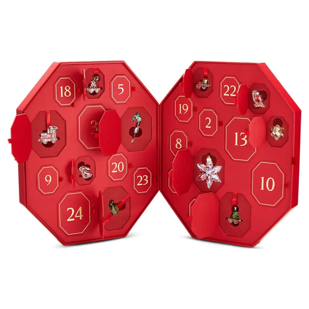 La caja roja abierta del Calendario de Adviento 2024 de Swarovski