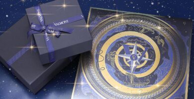 La caja del Calendario de Adviento Valmont 2024, con una rosa de los vientos en azul y dorado