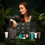 Una mujer descubre el Calendario de Adviento Wonders 2025 de Avant Skincare