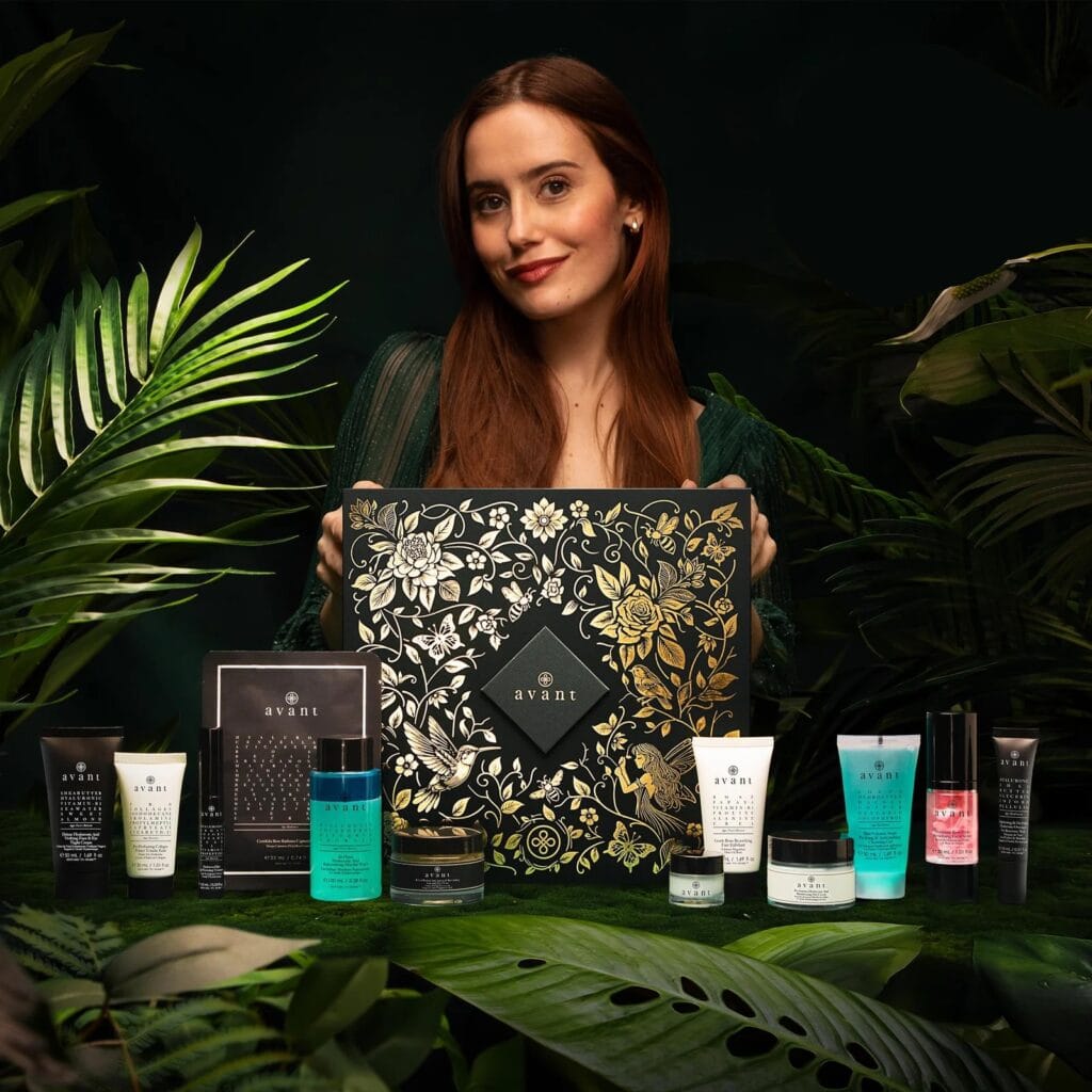 Una mujer posa con el Calendario de Adviento Wonders 2025 de Avant Skincare
