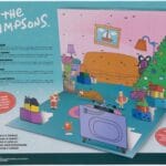 La parte posterior de la caja, que muestra el diorama del salón de los Simpson