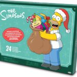 Hommer Simpson con una bolsa de regalos y gorro de Papá Noel en la portada del Calendario de Adviento de Los Simpson 2024