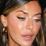 Una modelo maquillada con productos del Calendario de Adviento CAIA Beauty 2024