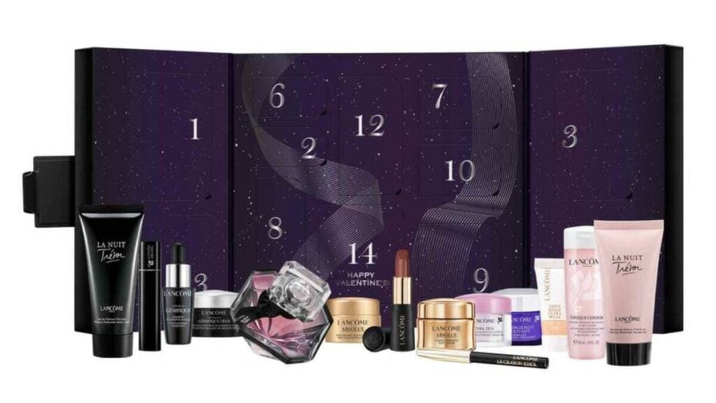 La caja abierta del Calendario de San Valentín Lancôme 2024 con los productos de cosmética que incluye