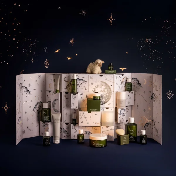 La caja abierta con los productos del Calendario de adviento Bamford 2025