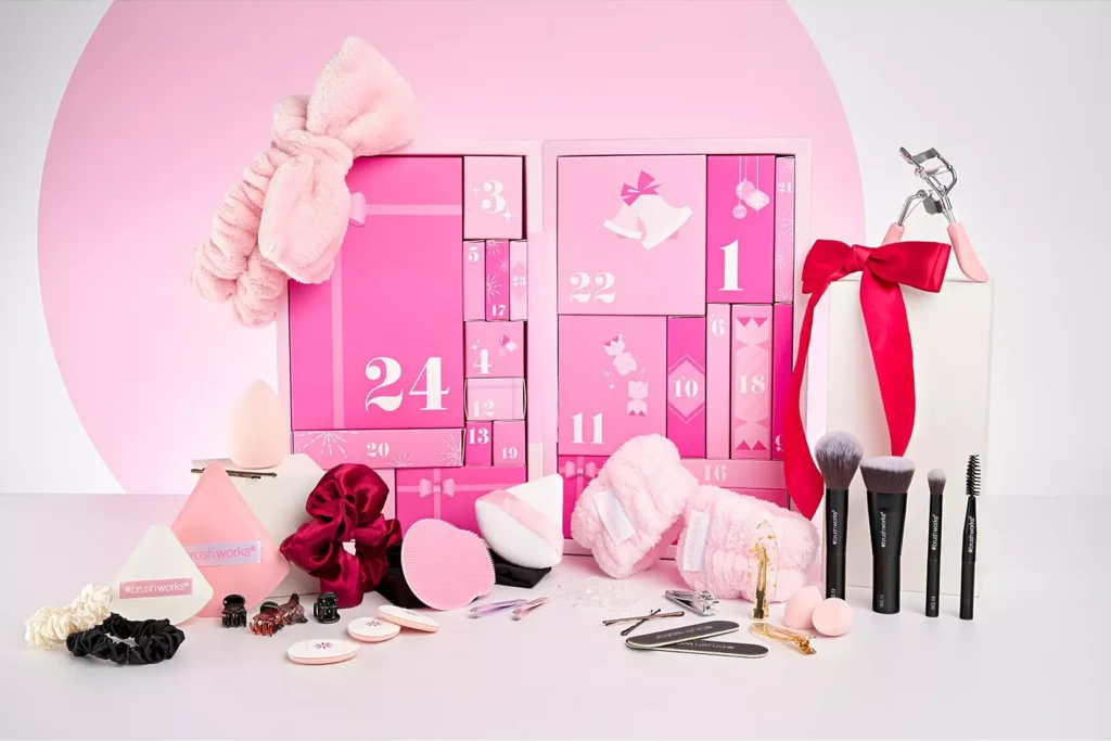 La caja abierta y los productos del Calendario de adviento Brushworks 2025