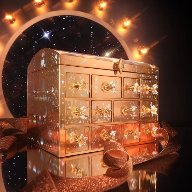 El cofre dorado del Calendario de adviento Charlotte Tilbury 2025