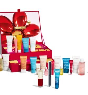 La caja y los productos del Calendario de adviento Clarins 2026 de 24 días