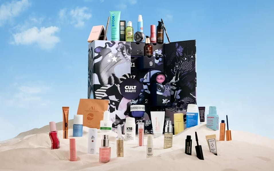 La caja y los productos del Calendario de adviento Cult Beauty 2025