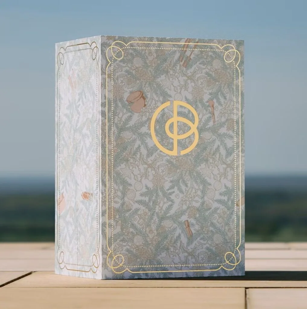 Calendario de Adviento Cult Beauty 2026 en su caja decorada con motivos navideños