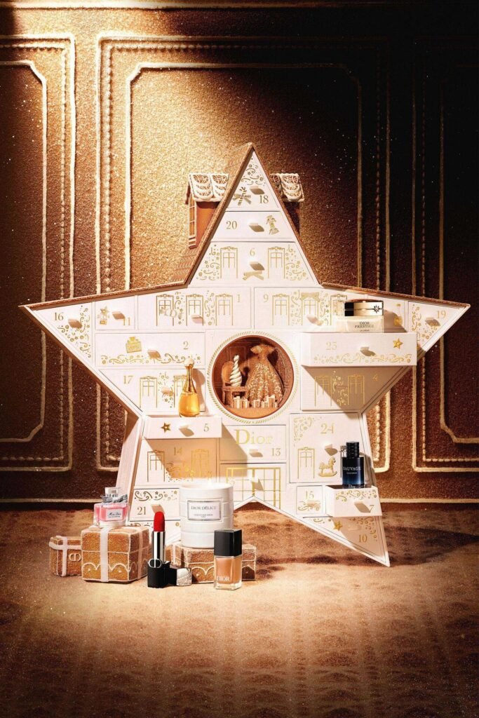 La caja y algunos de los productos del Calendario de adviento Dior 2026 "Le 30 Montaigne" La caja y algunos de los productos del Calendario de adviento Dior 2026 "Le 30 Montaigne"