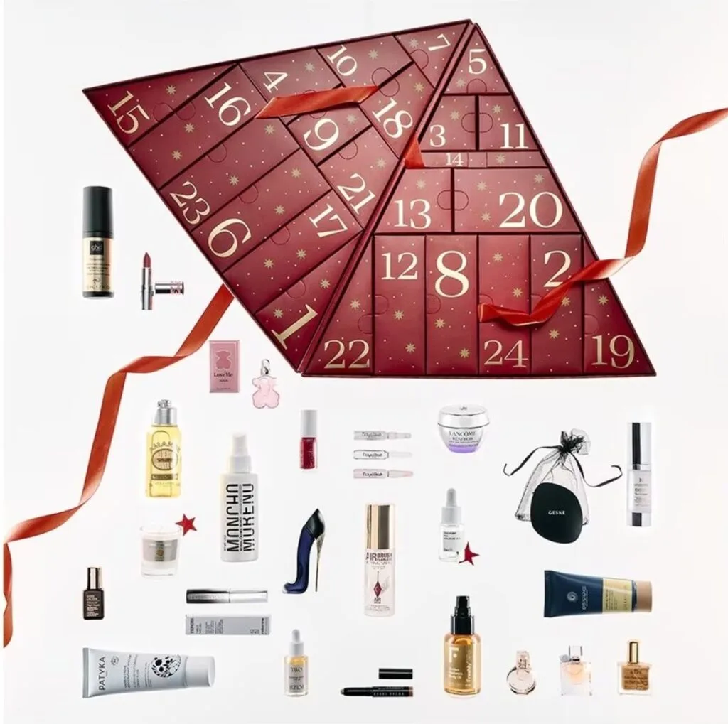 La caja y los productos del Calendario de adviento El Corte Inglés 2025