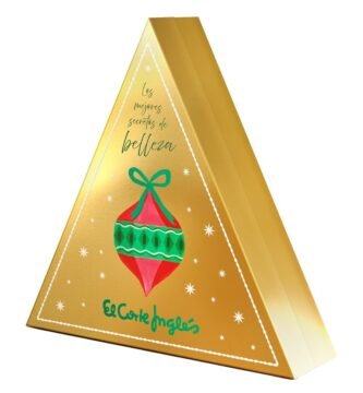 La icónica caja triangular del Calendario de adviento El Corte Inglés 2026, este año en tono dorado