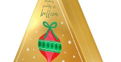 La icónica caja triangular del Calendario de adviento El Corte Inglés 2026, este año en tono dorado