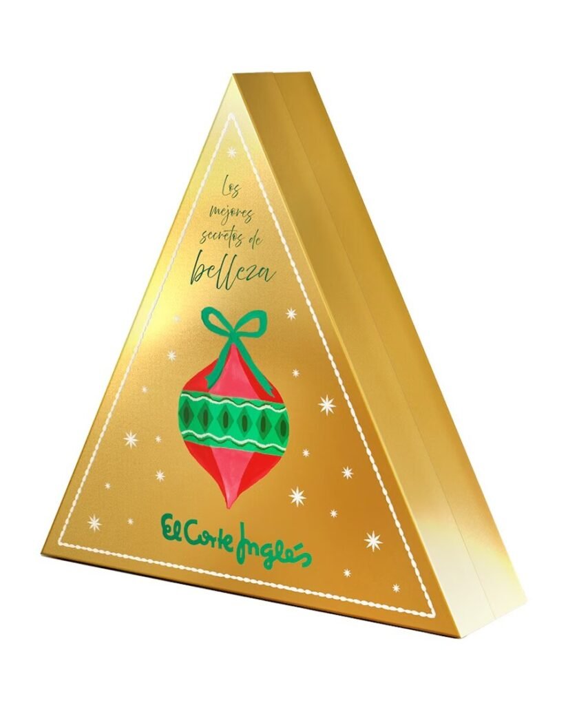Calendario de adviento El Corte Inglés 2026, ya a la venta 1 La icónica caja triangular del Calendario de adviento El Corte Inglés 2026, este año en tono dorado